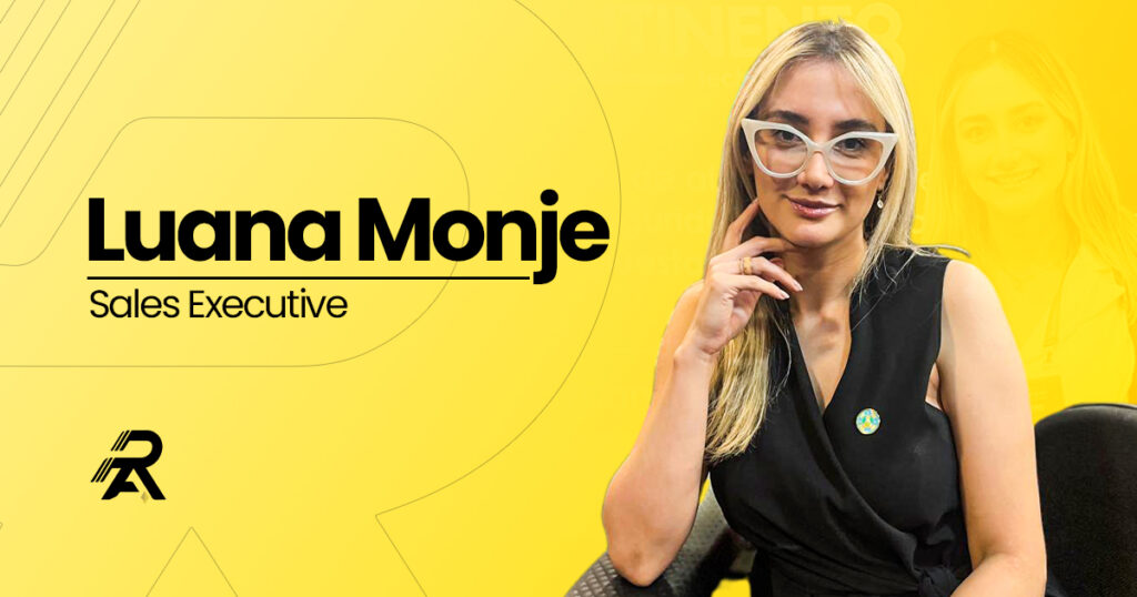 imagem criada por um designer com fundo amarelo com uma foto recortada de mulher branca com cabelos loiros chamada Luana Monje que é executiva de vendas numa plataforma estrangeira. Imagem utilizada para ilustrar sua entrevista. 